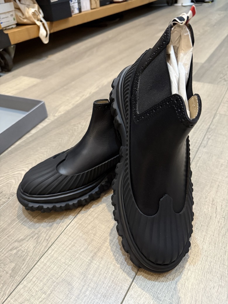 「開箱」Thom Browne 踝靴 & 四條槓毛衣 & VERSACE 帽子