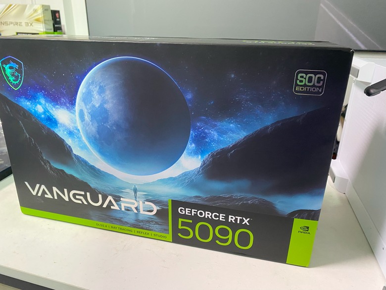 每次英亞啟動就少一位肥羊被宰！7萬2甜甜價 微星龍神 MSI 5090 VANGUARD SOC開箱，靜音風扇與極致效能。