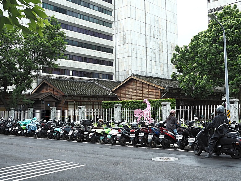 心中山線形公園、誠品書店 R79、玫瑰古蹟—蔡瑞月舞蹈研究社、光點台北(台北之家)、中山藏藝所,附掛OKAY韓國烤肉 — 臺北市區小旅行之選物小攤、咖啡香與日系文青風生活圈