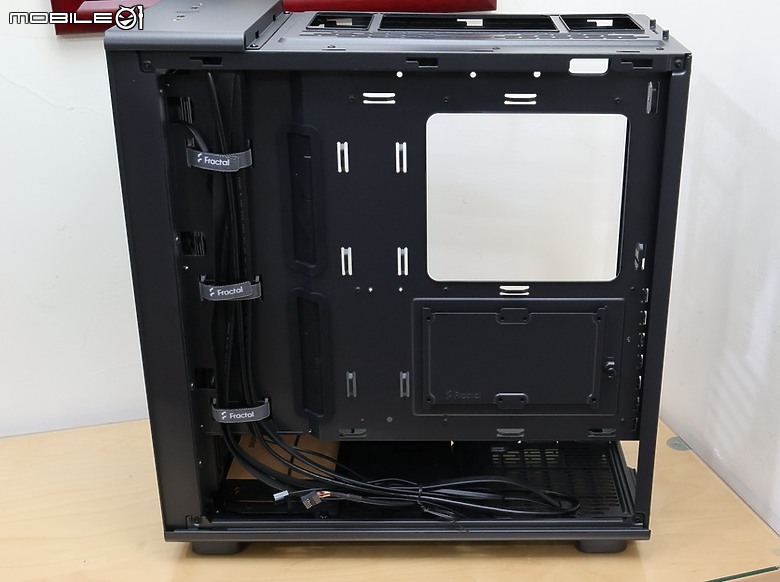 點我看大圖 North 的簡約平價版 Fractal Design Epoch 開箱