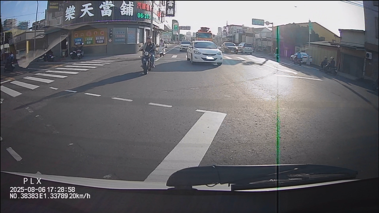 請問電子後視鏡強光綠線問題