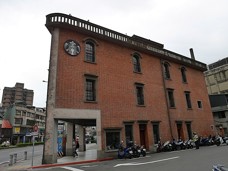 臺北製糖所文化園區、萬華林宅｜星巴克 艋舺門市、仁濟療養院、萬華故事館、青年公園游泳池、金義合行、艋舺集義宮、艋舺洪氏祖厝、萬華國中活動中心、雙園國小健康樓、五〇年代首批整建住宅 — 臺北市區小旅行之南艋舺半日散策