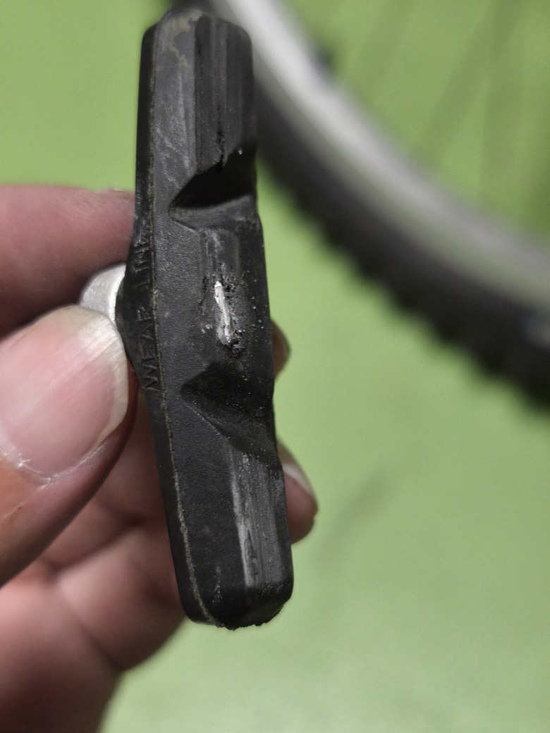 這是V夾煞車皮瑕疵嗎？