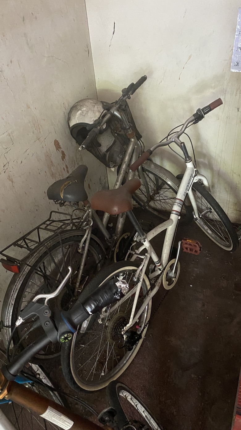 有什麼關於將自行車存放在樓梯下的建議嗎？