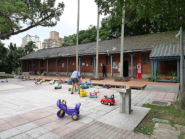 臺北製糖所文化園區、萬華林宅｜星巴克 艋舺門市、仁濟療養院、萬華故事館、青年公園游泳池、金義合行、艋舺集義宮、艋舺洪氏祖厝、萬華國中活動中心、雙園國小健康樓、五〇年代首批整建住宅 — 臺北市區小旅行之南艋舺半日散策