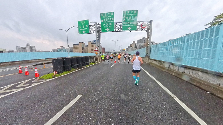 點我看大圖 (映像運動-EP.2世壯運21k路跑篇) 享受一場業餘運動愛好者最接近亞奧運世界規格的半馬,開心破2吧!feat. Garmin Descent MK3i