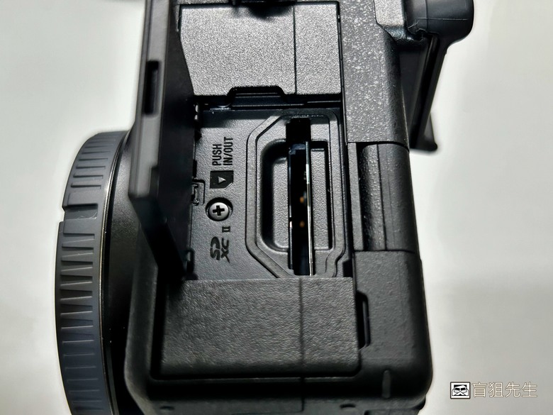 【盲狙先生傳100】SONY a6700M 被小惡魔推坑篇 | SEL18135 KIT鏡+SEL16F2.8,街拍、旅遊一次到位的入門機首選