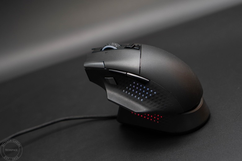 MSI VERSA PRO WIRELESS 無線電競滑鼠開箱評測 | 搭載 PixArt PAW-3395 光學感測器、三模輸出、具備 MOUSE DOCK PRO 磁性充電座