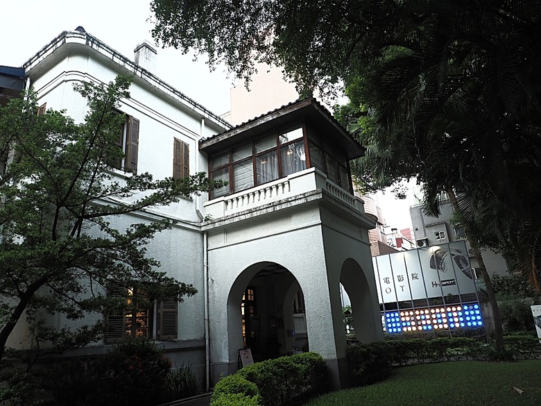 心中山線形公園、誠品書店 R79、玫瑰古蹟—蔡瑞月舞蹈研究社、光點台北(台北之家)、中山藏藝所,附掛OKAY韓國烤肉 — 臺北市區小旅行之選物小攤、咖啡香與日系文青風生活圈