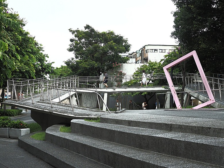 心中山線形公園、誠品書店 R79、玫瑰古蹟—蔡瑞月舞蹈研究社、光點台北(台北之家)、中山藏藝所,附掛OKAY韓國烤肉 — 臺北市區小旅行之選物小攤、咖啡香與日系文青風生活圈