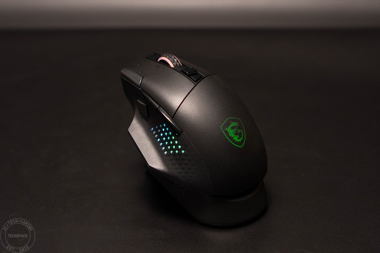 MSI VERSA PRO WIRELESS 無線電競滑鼠開箱評測 | 搭載 PixArt PAW-3395 光學感測器、三模輸出、具備 MOUSE DOCK PRO 磁性充電座