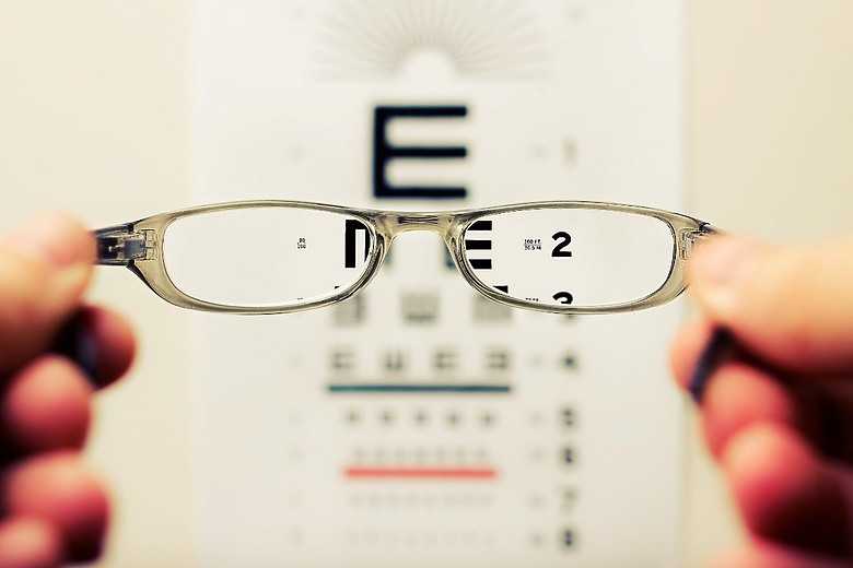 眼睛老是對不到焦?眼科醫:這四類人要留意