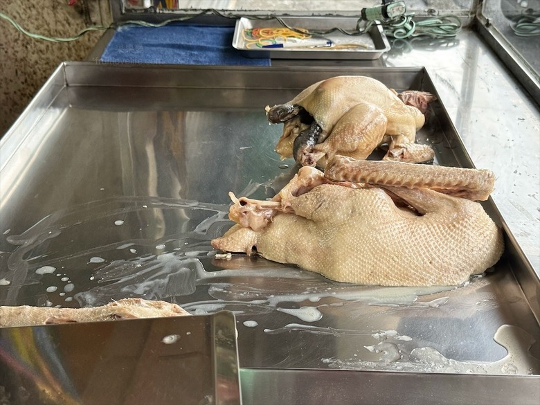 一間很不起眼且容易錯過的鵝肉店，肉質鮮甜，鹹淡適中