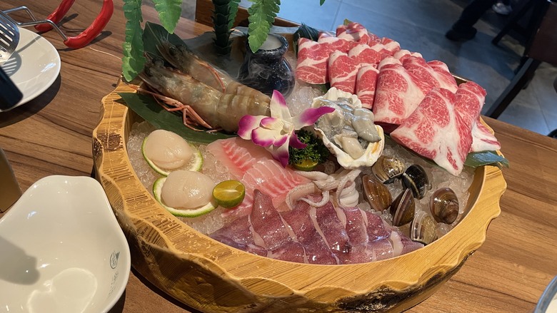 【食記】【台中火鍋|泰滾泰式火鍋 崇德店二訪】壽星送蝦超划算|夢幻奢華鍋+鍋烤節活動一次體驗 2025/08【阿洪開箱中】