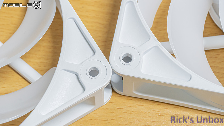 【開箱】海盜船平價短線串接風扇 | CORSAIR RS120-R ARGB PWM WHITE