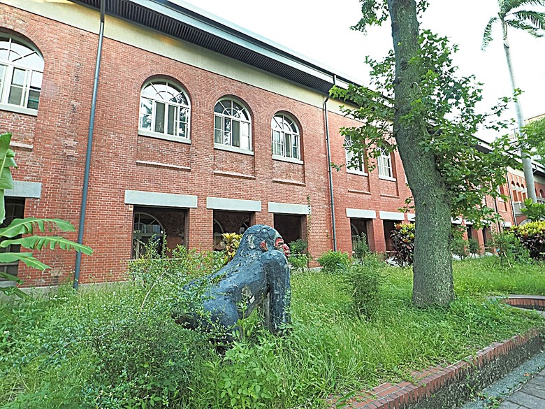台北當代藝術館、日星鑄字行、日新國民小學紅樓、建成變電所 、陳德星堂、大稻埕圓環防空蓄水池、寧夏夜市、下奎府町郵便局、Bistro家樂利小酒館 — 臺北市區小旅行之舊建成區半日散策