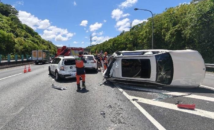 國三遊覽車無煞撞翻前車，連環車禍