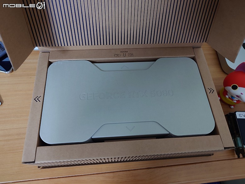 點我看大圖 買了張 仁勳醬 代言的 RTX 5090 顯示卡