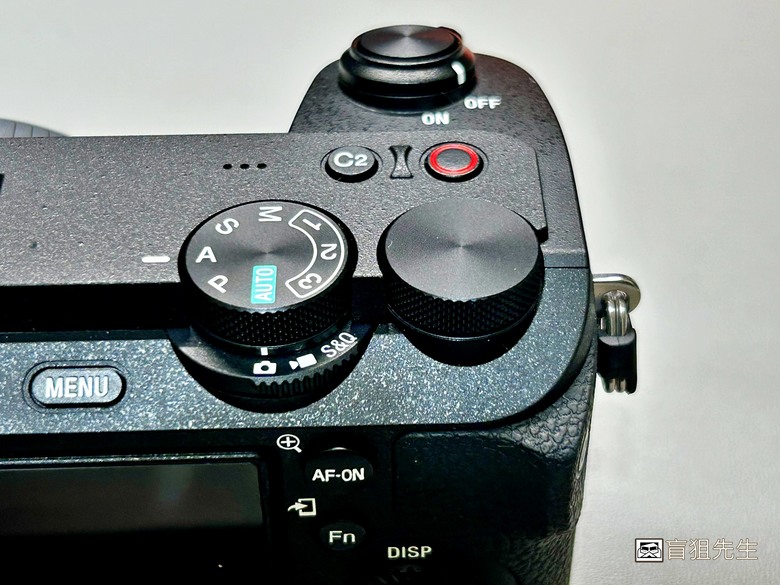 【盲狙先生傳100】SONY a6700M 被小惡魔推坑篇 | SEL18135 KIT鏡+SEL16F2.8,街拍、旅遊一次到位的入門機首選