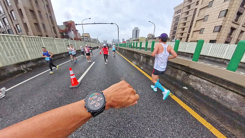 點我看大圖 (映像運動-EP.2世壯運21k路跑篇) 享受一場業餘運動愛好者最接近亞奧運世界規格的半馬,開心破2吧!feat. Garmin Descent MK3i