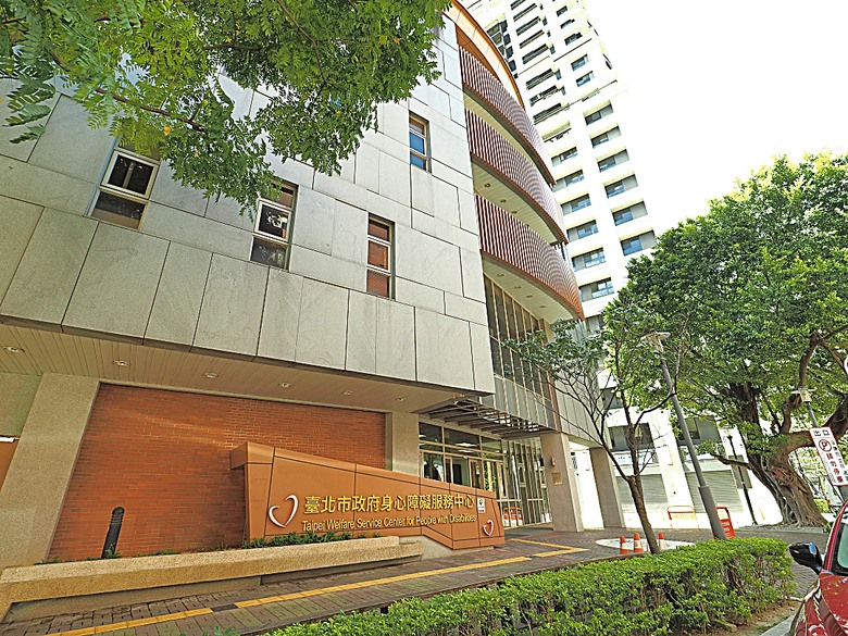 心中山線形公園、誠品書店 R79、玫瑰古蹟—蔡瑞月舞蹈研究社、光點台北(台北之家)、中山藏藝所,附掛OKAY韓國烤肉 — 臺北市區小旅行之選物小攤、咖啡香與日系文青風生活圈