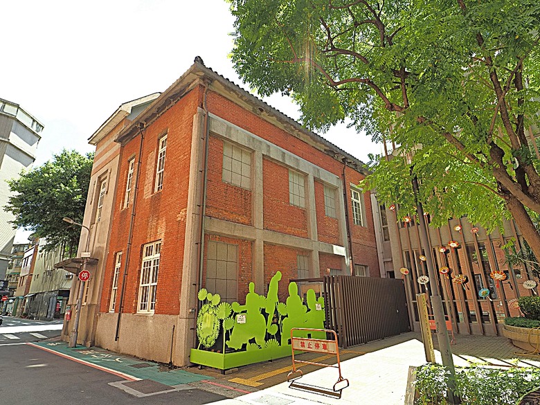 心中山線形公園、誠品書店 R79、玫瑰古蹟—蔡瑞月舞蹈研究社、光點台北(台北之家)、中山藏藝所,附掛OKAY韓國烤肉 — 臺北市區小旅行之選物小攤、咖啡香與日系文青風生活圈