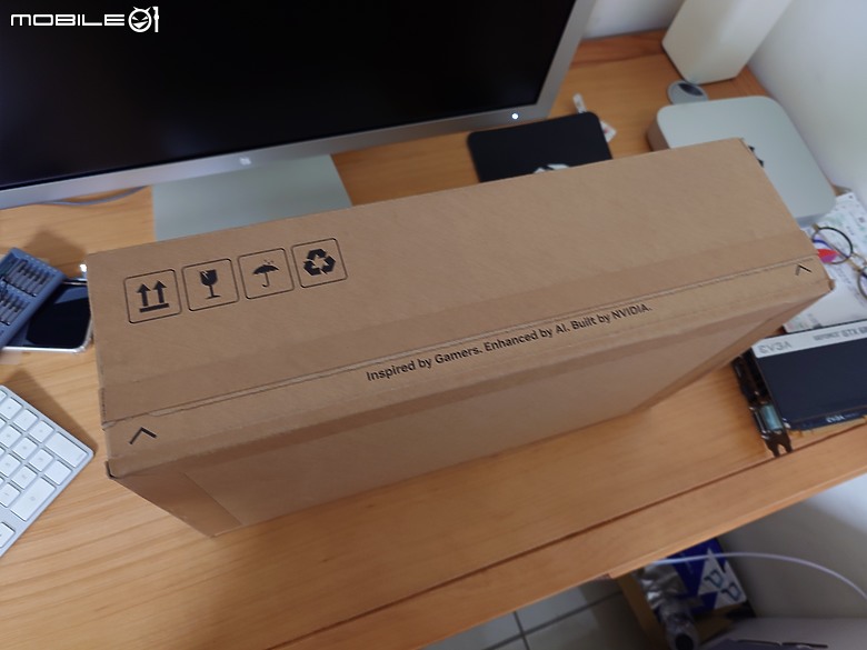點我看大圖 買了張 仁勳醬 代言的 RTX 5090 顯示卡