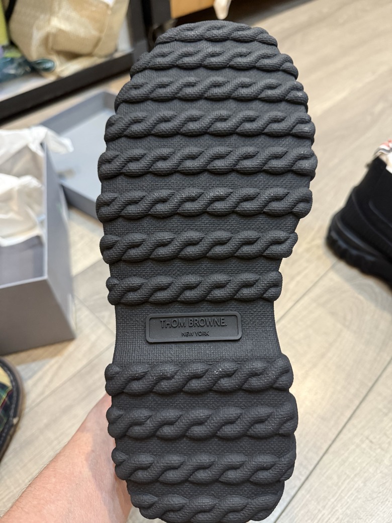 「開箱」Thom Browne 踝靴 & 四條槓毛衣 & VERSACE 帽子