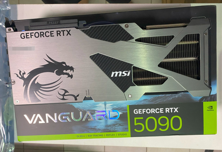 每次英亞啟動就少一位肥羊被宰！7萬2甜甜價 微星龍神 MSI 5090 VANGUARD SOC開箱，靜音風扇與極致效能。