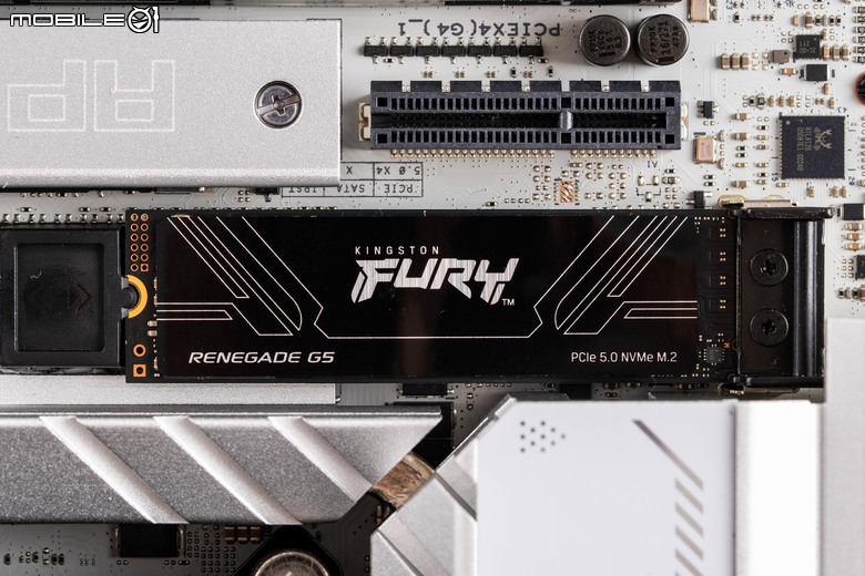 Kingston FURY Renegade G5 SSD 開箱實測 在冷靜運作溫度下提供優異實際傳輸效能
