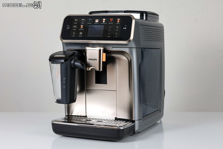 飛利浦 Philips EP5500 LatteGo 全自動義式咖啡機開箱|20種以上飲品選擇,從義式濃縮到冰雲朵拿鐵一次滿足!
