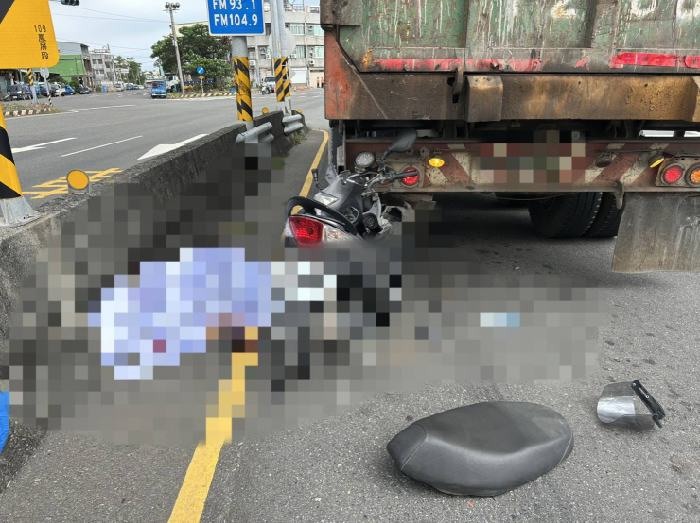 機車自撞停紅燈大車，騎士當場身亡