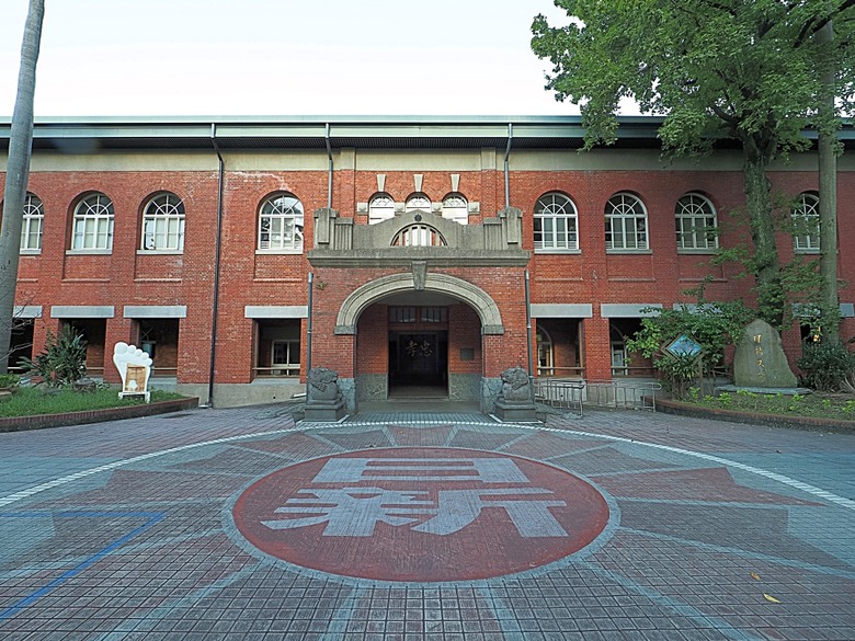 台北當代藝術館、日星鑄字行、日新國民小學紅樓、建成變電所 、陳德星堂、大稻埕圓環防空蓄水池、寧夏夜市、下奎府町郵便局、Bistro家樂利小酒館 — 臺北市區小旅行之舊建成區半日散策