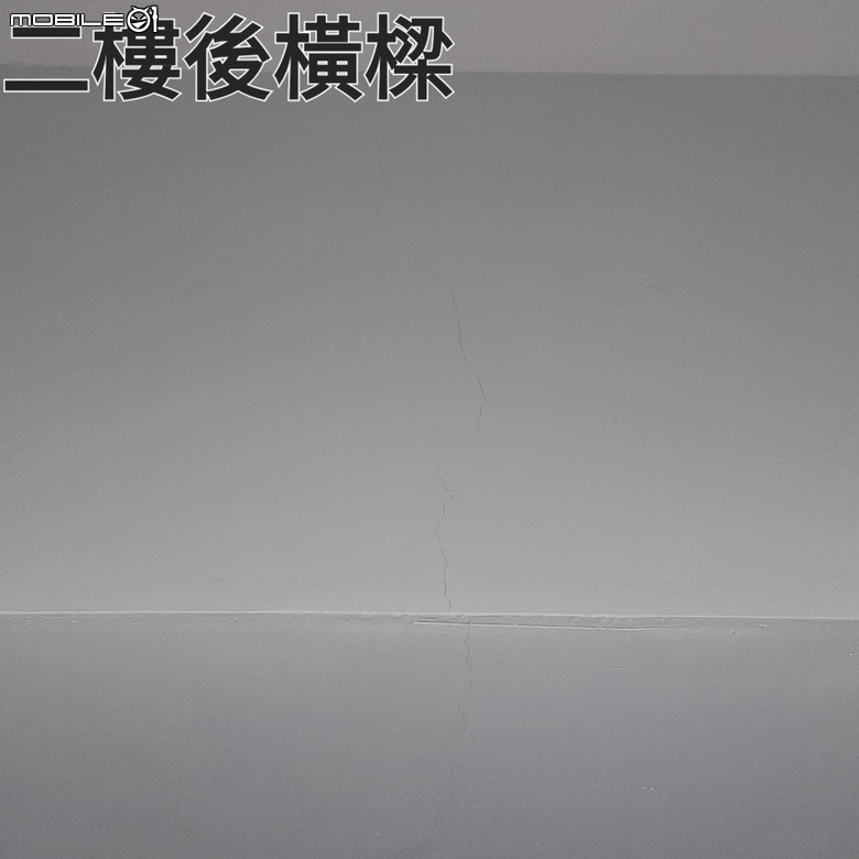 請問房子這種裂縫需要注意嗎？(在橫樑跟角落)