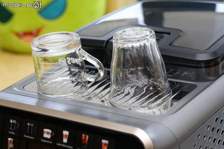 飛利浦 Philips EP5500 LatteGo 全自動義式咖啡機開箱|20種以上飲品選擇,從義式濃縮到冰雲朵拿鐵一次滿足!