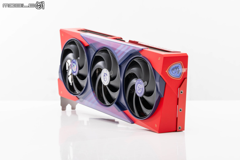 微星 GeForce RTX 5070 Ti 16G MLG Edition 魔龍姬版本顯示卡開箱 以獨特艷紅設計賦予火熱性能