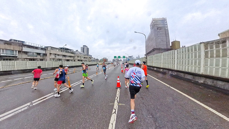 點我看大圖 (映像運動-EP.2世壯運21k路跑篇) 享受一場業餘運動愛好者最接近亞奧運世界規格的半馬,開心破2吧!feat. Garmin Descent MK3i