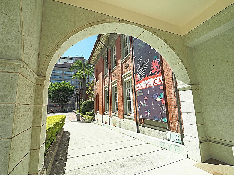台北當代藝術館、日星鑄字行、日新國民小學紅樓、建成變電所 、陳德星堂、大稻埕圓環防空蓄水池、寧夏夜市、下奎府町郵便局、Bistro家樂利小酒館 — 臺北市區小旅行之舊建成區半日散策