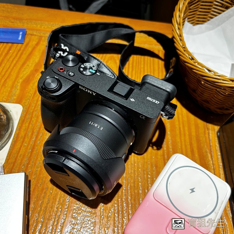 【盲狙先生傳100】SONY a6700M 被小惡魔推坑篇 | SEL18135 KIT鏡+SEL16F2.8,街拍、旅遊一次到位的入門機首選