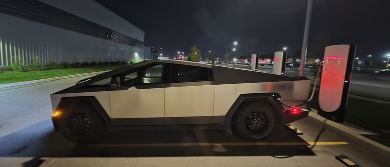 【開箱】2025 Tesla Cybertruck Cyberbeast Edition