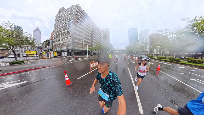 點我看大圖 (映像運動-EP.2世壯運21k路跑篇) 享受一場業餘運動愛好者最接近亞奧運世界規格的半馬,開心破2吧!feat. Garmin Descent MK3i