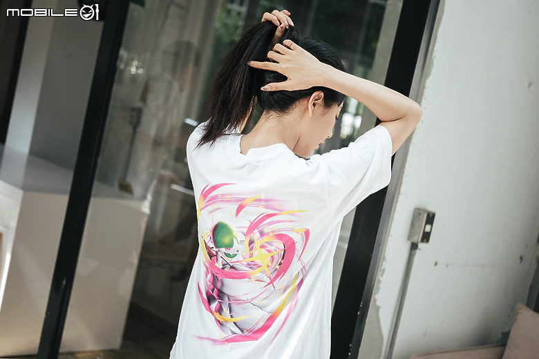 UNIQLO UT x《PTCG》開箱｜導入卡牌設計元素！