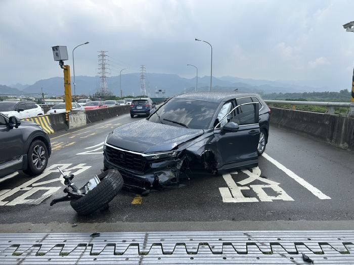 新車不滿一個月，自撞分隔島