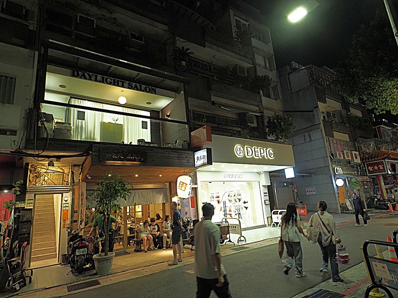 台北當代藝術館、日星鑄字行、日新國民小學紅樓、建成變電所 、陳德星堂、大稻埕圓環防空蓄水池、寧夏夜市、下奎府町郵便局、Bistro家樂利小酒館 — 臺北市區小旅行之舊建成區半日散策