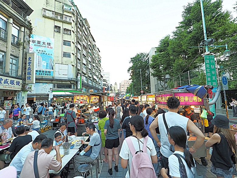 台北當代藝術館、日星鑄字行、日新國民小學紅樓、建成變電所 、陳德星堂、大稻埕圓環防空蓄水池、寧夏夜市、下奎府町郵便局、Bistro家樂利小酒館 — 臺北市區小旅行之舊建成區半日散策