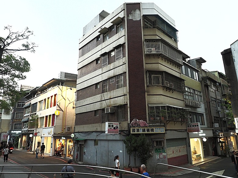 心中山線形公園、誠品書店 R79、玫瑰古蹟—蔡瑞月舞蹈研究社、光點台北(台北之家)、中山藏藝所,附掛OKAY韓國烤肉 — 臺北市區小旅行之選物小攤、咖啡香與日系文青風生活圈