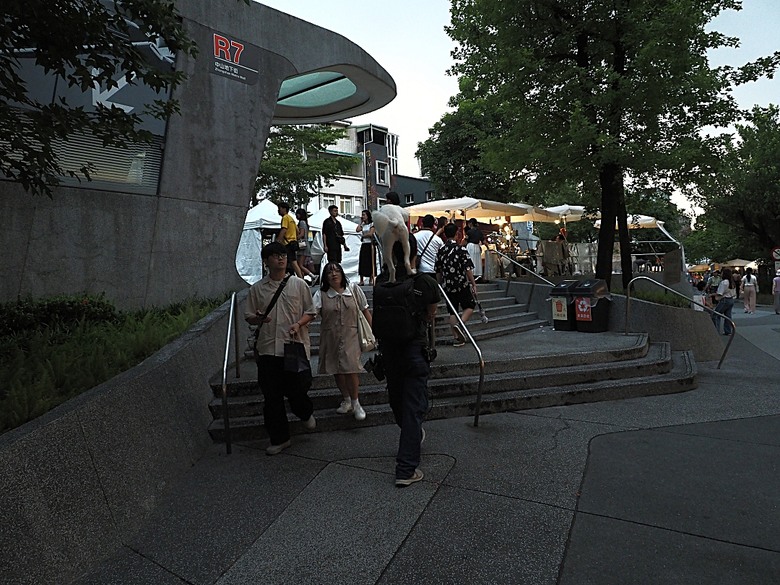 心中山線形公園、誠品書店 R79、玫瑰古蹟—蔡瑞月舞蹈研究社、光點台北(台北之家)、中山藏藝所,附掛OKAY韓國烤肉 — 臺北市區小旅行之選物小攤、咖啡香與日系文青風生活圈