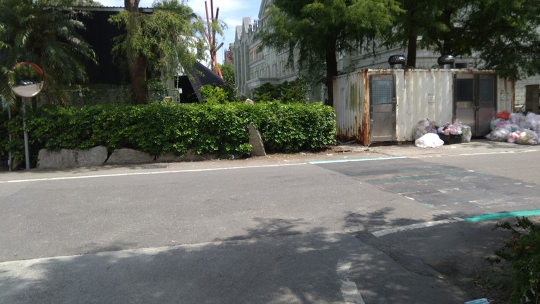 各位有見過這種班馬線？位於飯店與其停車場之間。
