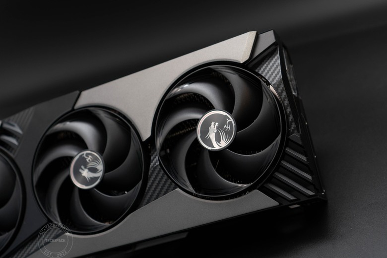 MSI GeForce RTX 5070 Ti 16G VANGUARD SOC 顯示卡開箱評測 | 太空船強大渦輪靈感設計、碳纖維裝飾未來感十足