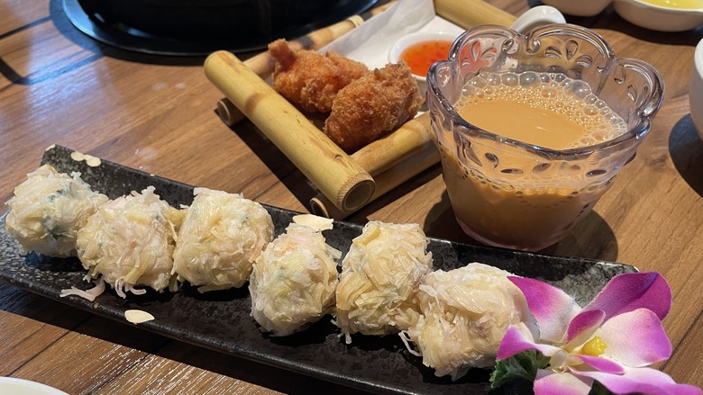 【食記】【台中火鍋|泰滾泰式火鍋 崇德店二訪】壽星送蝦超划算|夢幻奢華鍋+鍋烤節活動一次體驗 2025/08【阿洪開箱中】